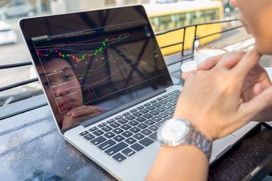 Investisseur regardant le changement de marché boursier sur ordinateur portable