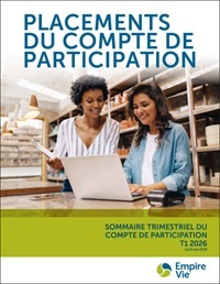 Deux femmes regardent l'ordinateur portable.