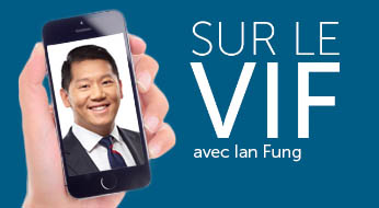 Main qui tient un cellulaire affichant le visage d’un homme d’affaires à côté du texte «&nbsp;Sur le vif avec Ian Fung&nbsp;»