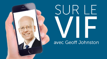 Main qui tient un cellulaire affichant le visage d’un homme d’affaires à côté du texte « Sur le vif avec Geoff Johnston »